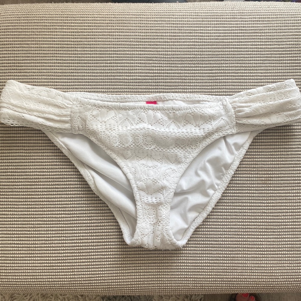 Victoria’s Secret White Ruched Sides bathing suit bikini bottom (small)
